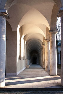 Arkade, Dorian-Modus, die Architektur, säulenartig, Gebäude, Baukunst, Friedhof, Tod, lichtspiel, Bogen, gebaute Struktur, architektonische Säule, der Weg nach vorn, Gang, keine Leute, Richtung, Sonnenlicht, Tag, leeren, drinnen, Schatten, Natur, Geschichte, die Vergangenheit, in einer Reihe, Kolonnade, Decke, gewölbt, lange, 4K, CC0, gemeinfrei, lizenzfrei