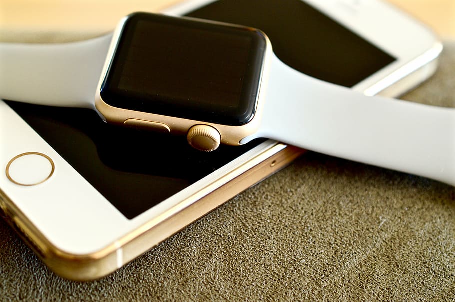 estoig d'alumini d'or poma, veure, iphone daurat, rellotge de poma, iphone, poma, tecnologia, modern, comunicació, rellotge, accessori, innovació, innovador, usable, dispositiu, rellotge de polsera, smartwatch, sense fils, mobilitat, sincronització, sincronitzar, telèfon, mòbil, telèfon intel·ligent, telèfon mòbil, equipament, tecnologia sense fils, connexió, dispositiu d’informació portàtil, pantalla, pantalla tàctil, primer pla, a l'interior, pantalla del dispositiu, cap gent, portabilitat, ordinador, taula, tauleta digital, comunicacions globals, 5K