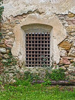 finestra, grata, vecchio, architettura, porta, caratteristica della parete, esterno dell'edificio, Casa, struttura costruita, giorno, nessuno, parete, costruzione, grattugiare, all'aperto, muro di pietra, arco, metallo, solido, pianta, griglia metallica, sicurezza, natura, 4K, CC0, dominio pubblico, privo di copyright