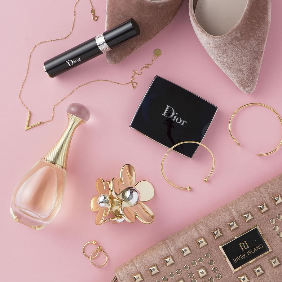 rosa, assortit, accessoris, kit de maquillatge, pis pla, flatlay, fons rosa, perfum, dior, maquillatge, sabates, llapis de llavis, productes, rodatge de productes, tir de productes, foto del producte, polsera, anell, bossa, femení, modern, mínim, monocroma, color rosa, tir de l'estudi, a l'interior, natura morta, cap gent, vista d’angle alt, directament a sobre, bolígraf, joieria, gran grup d'objectes, tecnologia, riquesa, moda, primer pla, tisores, creativitat, gots, grup d'objectes, art i artesania, luxe, 2K