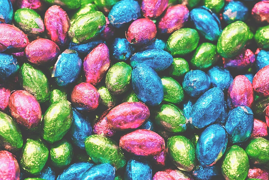 assortit de còdols de colors, Assortiment de caramels de xocolata, Pasqua, caramels, ou, embolcall, pastel, cistella de pasqua, caramels de pasqua, paper d'alumini, xocolata, dolç, color, pastisseria, molts, bonbon, marc complet, fons, gran grup d'objectes, multicolor, abundància, menjar, cap gent, menjar i beguda, elecció, color verd, natura morta, variació, Munt, primer pla, textura, vista d’angle alt, frescor, alimentació saludable, menjar dolç, directament a sobre, temptació, còdols, 2K