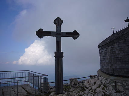 attraversare, nuvole, cielo, religione, crocifisso, prigione, nuvola - cielo, credenza, architettura, spiritualità, struttura costruita, natura, nessuno, giorno, Inquadratura dal basso, all'aperto, esterno dell'edificio, costruzione, luogo di culto, forma a croce, 2K, CC0, dominio pubblico, privo di copyright