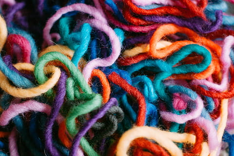 kleurrijke vilten stof, kleurrijk, voelde, kleding stof, abstract, multi gekleurd, wol, textiel, materiaal, mode, kleuren, draad, detailopname, achtergronden, ambacht, kleding, volledig kader, geen mensen, technologie, patroon, binnenshuis, stilleven, kunst en ambacht, overvloed, ingewikkeldheid, hoge hoekmening, getextureerde, bolletje wol, keuze, zachtheid, verwarde, 4K, CC0, publiek domein, royaltyvrij