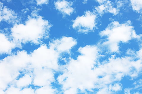 cel blau, blau, núvol, cel, blau, núvol, fons, núvol - cel, naturalesa, cloudscape, vista d’angle baix, bellesa a la natura, cap gent, Color blanc, escenics - natura, tranquil·litat, dia, marc complet, a l'aire lliure, escena tranquil·la, idíl·lic, medi ambient, meteorologia, llum solar, alçada, 5K, CC0, domini públic, lliure de regalies