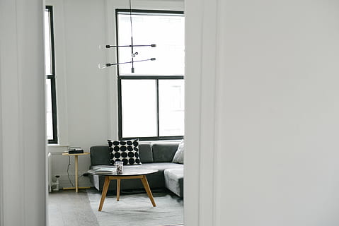 gris, en coupe, canapé, pièce, noir, blanc, coussin, maison, intérieur, conception, vivant, oreillers, côté, table, industriel, éclairage, agencements, les fenêtres, sol, des murs, chaise, à l'intérieur, absence, chaise de bureau, Bureau, la fenêtre, espace de copie, meubles, vide, siège, personne, journée, chambre domestique, couleur blanche, affaires, entrée, intérieur de la maison, porte, affaire d'entreprise, 5K, CC0, domaine public, libre de droits