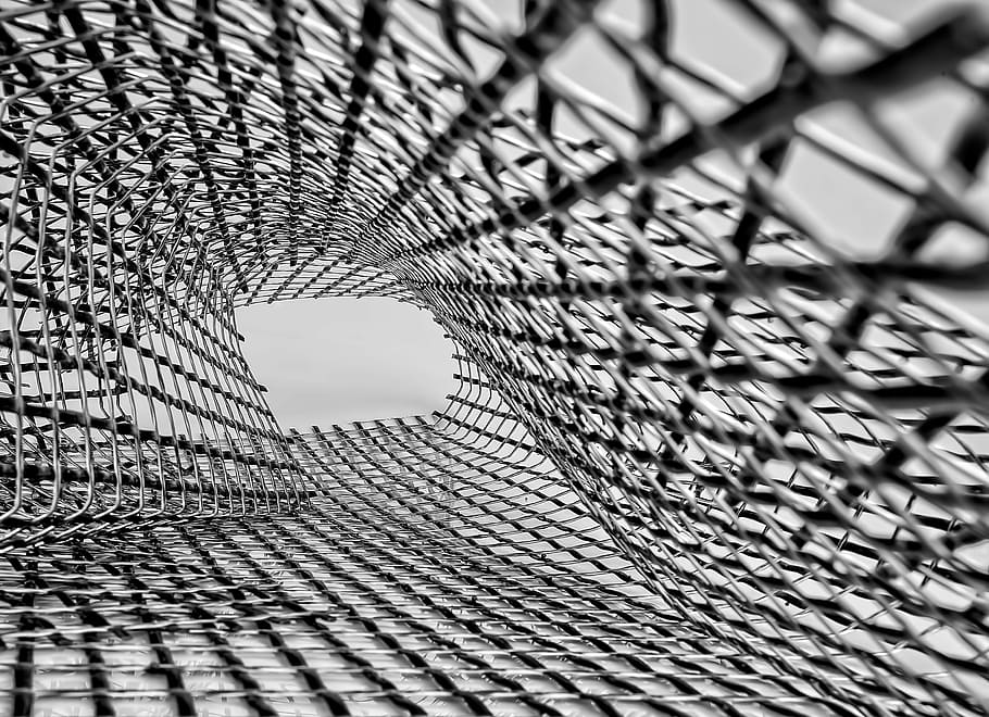 Graustufenfoto, Metallgitter, schwarz, grau, Metallzaun Weg, Konstruktion, abstrakt, Volumen, Mesh, Licht, die Architektur, gebaute Struktur, Muster, Himmel, keine Leute, Flachwinkelansicht, Metall, Tag, Gebäudehülle, Gebäude, Vollbild, Natur, Zaun, Design, draußen, Stadt, Hintergründe, selektiver Fokus, Barriere, Sicherheit, 4K