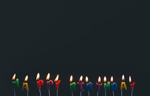 photo, heureux, bougies d'anniversaire, Bon anniversaire, bougies, bougie, flamme, fête, brûlant, feu - phénomène naturel, anniversaire, religion, spiritualité, fond noir, dans une rangée, espace de copie, Feu, prise de vue en studio, multi couleur, grand groupe d'objets, à l'intérieur, embrasé, gâteau d'anniversaire, illuminé, chaleur - température, la nature, fermer, personne, ordre, allumette, 4K, CC0, domaine public, libre de droits