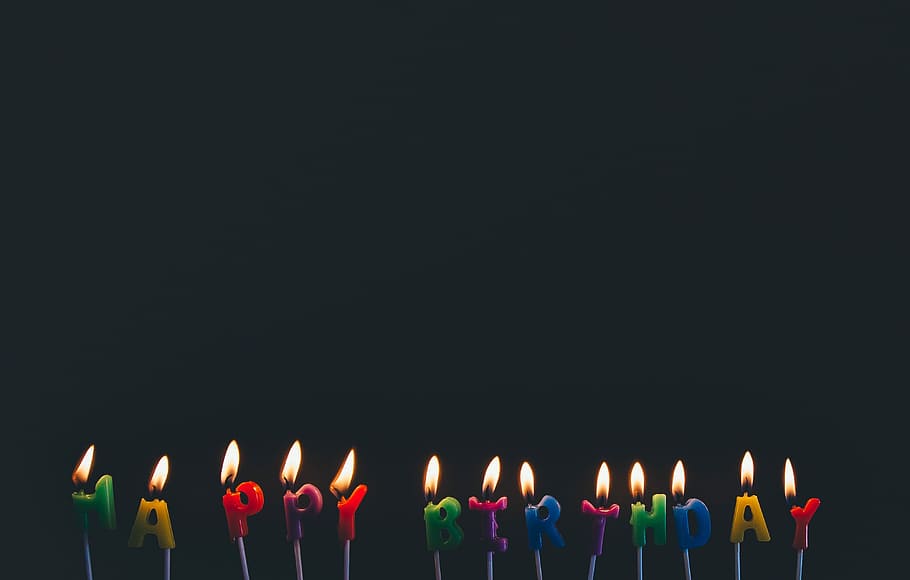 Foto, glücklich, Geburtstagskerzen, Alles Gute zum Geburtstag, Kerzen, Kerze, Flamme, Feier, Verbrennung, Feuer - natürliches Phänomen, Geburtstag, Religion, Spiritualität, schwarzer Hintergrund, in einer Reihe, kopieren sie platz, Feuer, Studioaufnahme, mehrfarbig, große gruppe von gegenständen, drinnen, glühend, Geburtstagskuchen, beleuchtet, Hitze - Temperatur, Natur, Nahansicht, keine Leute, Auftrag, Streichholz, 4K