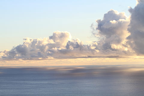 cuerpo, agua, nubes cúmulos, nubes, puesta de sol, mar, playa, colores, la palma, marca, isla, montañas, paisaje, cielo, nube - cielo, belleza en la naturaleza, horizonte sobre el agua, paisajes - naturaleza, tranquilidad, horizonte, escena tranquila, naturaleza, idílico, día, nadie, cielo dramático, al aire libre, antecedentes, paisaje de nubes, luz del sol, encima, meteorología, 5K, CC0, dominio público, libre de derechos