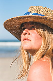 foto ravvicinata, donna, indossare, Marrone, cappello da sole in vimini, spiaggia, giorno, cappello di paglia, ombra, cappello, sole, una persona, capelli biondi, capelli, colpo alla testa, ritratto, donne, giovane adulto, acqua, capelli lunghi, giovani donne, adulto, mare, acconciatura, natura, attività di svago, persone reali, bella donna, cappello da sole, moda, all'aperto, contemplazione, 5K, CC0, dominio pubblico, privo di copyright