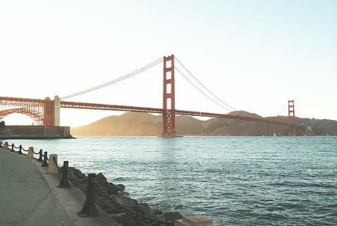 dorado, puente de la puerta, tiempo de día, portón, novia, cerca, montaña, arquitectura, puente, infraestructura, acero, metal, rocas, costa, mar, Oceano, agua, cielo, cadena, puente - estructura hecha por el hombre, puente colgante, ciudad, conexión, destinos de viaje, estructura construida, transporte, río, turismo, naturaleza, viaje, cielo limpio, Ingenieria, bahía, al aire libre, largo, 5K, CC0, dominio público, libre de derechos