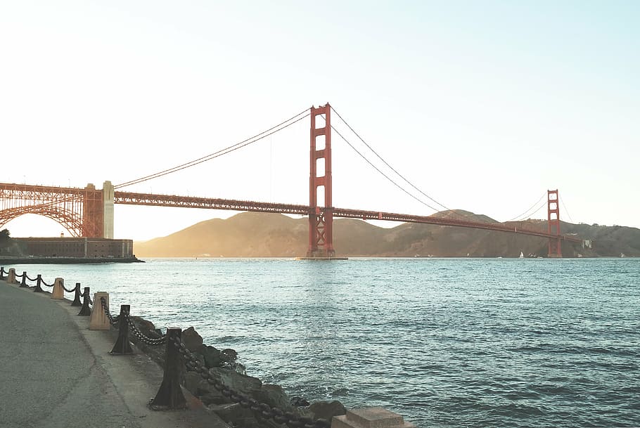 dorado, puente de la puerta, tiempo de día, portón, novia, cerca, montaña, arquitectura, puente, infraestructura, acero, metal, rocas, costa, mar, Oceano, agua, cielo, cadena, puente - estructura hecha por el hombre, puente colgante, ciudad, conexión, destinos de viaje, estructura construida, transporte, río, turismo, naturaleza, viaje, cielo limpio, Ingenieria, bahía, al aire libre, largo, 5K