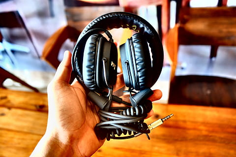 auricular, marshall, música, disco, mano humana, parte del cuerpo humano, mano, participación, una persona, parte del cuerpo, centrarse en primer plano, adentro, de cerca, persona irreconocible, tecnología, estilos de vida, hombres, perspectiva personal, dedo humano, dedo, material de madera, extremidad humana, gente real, 4K, CC0, dominio público, libre de derechos