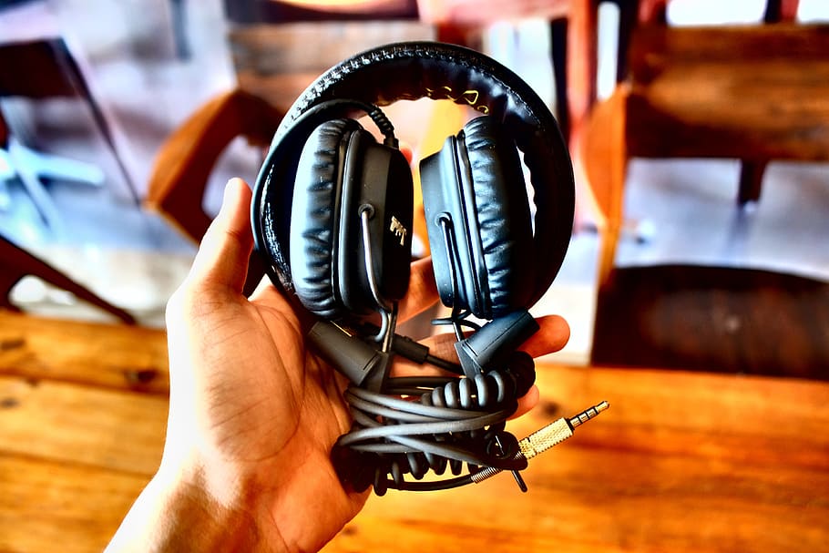 auricular, marshall, música, disco, mano humana, parte del cuerpo humano, mano, participación, una persona, parte del cuerpo, centrarse en primer plano, adentro, de cerca, persona irreconocible, tecnología, estilos de vida, hombres, perspectiva personal, dedo humano, dedo, material de madera, extremidad humana, gente real, 4K