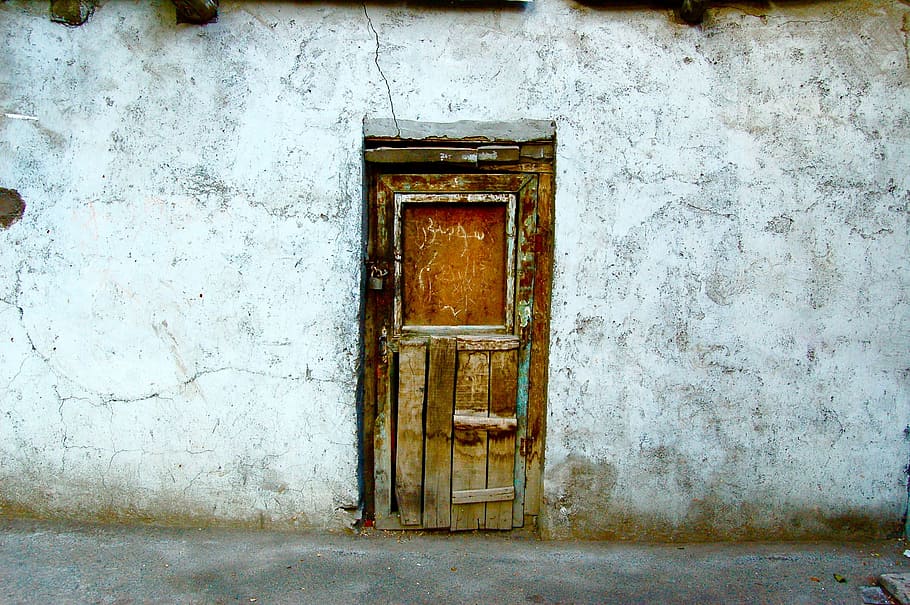 porta di legno marrone, porta, vecchio, rustico, parete, di legno, architettura, struttura costruita, abbandonato, esterno dell'edificio, finestra, nessuno, intemperie, giorno, all'aperto, Entrata, costruzione, caratteristica della parete, chiuso, Casa, legno - materiale, protezione, sicurezza, deterioramento, effetto strutturato, rovinato, 2K