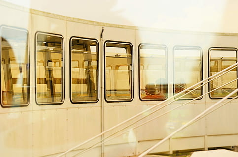 de cerca, foto, blanco, entrenar, persona, dentro, tiempo de día, edificio, ventana, amarillo, vaso, reflexión, gente, espacio, modo de transporte, transporte público, tren - vehículo, transporte ferroviario, transporte, material de vidrio, vehículo terrestre, viaje, nadie, Tren de pasajeros, día, al aire libre, transparente, luz del sol, arquitectura, naturaleza, metro, 4K, CC0, dominio público, libre de derechos