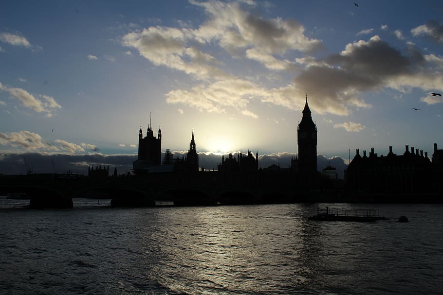 Londres, riu, núvols, posta de sol, referència, thames, Anglaterra, ciutat, UK, torre, arquitectura, pont, unit, horitzó, urbà, paisatge urbà, viatjar, westminster, ben, anglès, vespre, atracció, turisme, edifici, cel, capital, regne, parlament, lloc, Gran Bretanya, britànic, gran, blau, història, famós, estructura construïda, exterior de l'edifici, aigua, núvol - cel, destinacions de viatge, davant del mar, naturalesa, silueta, cap gent, alta - alta, govern, fletxa, 5K