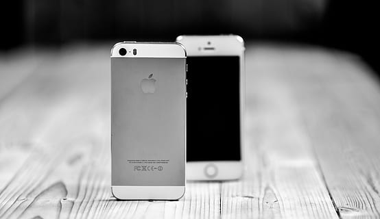 smartphone, iphone, bord, tæt på, makro, sort, hvid, sort og hvid, objekter, mobil, telefon, apparat, moderne, meddelelse, internet, teknologi, mobiltelefon, touchscreen, mobilitet, æble, design, smart telefon, trådløs teknologi, udstyr, ingen mennesker, forbindelse, fokus på forgrunden, indendørs, tekst, bærbar informationsenhed, træ - materiale, vestlige script, selektiv fokusering, kunstkultur og underholdning, stilleben, bærbarhed, global kommunikation, 5K, CC0, offentligt domæne, royaltyfrie