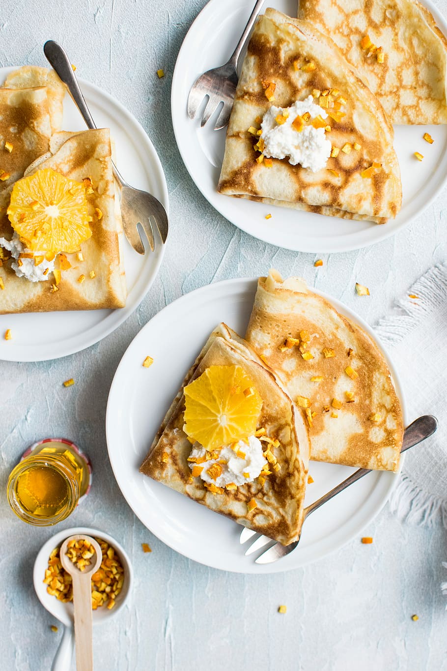 fotografia plana, pancake, gel, al forn, pa de roti, blanc, ceràmica, plaques, esmorzar, fruita, taronja, menjar, menjar i beguda, llest per menjar, frescor, placa, natura morta, taula, a l'interior, utensili per menjar, vista d’angle alt, estri de cuina, indulgència, directament a sobre, bol, cap gent, postres, cullera, menjar dolç, mida de la porció, temptació, ganivet de taula, berenar, vaixella, 5K