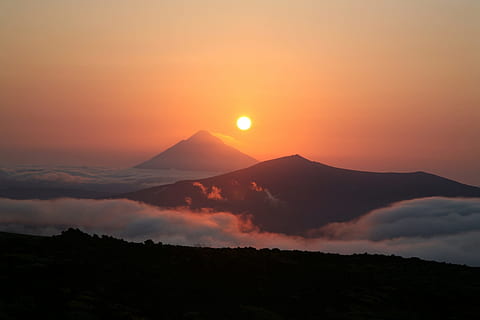 silueta, muntanya, posta de sol, volcà, tarda, muntanyes, Kamchatka, península, paisatge, naturalesa, viatge, boira, turisme, núvols, els últims rajos, cel taronja, estiu, altiplà de muntanya, espai obert, pendents, bellesa a la natura, cel, escenics - natura, medi ambient, sol, tranquil·litat, cap gent, escena tranquil·la, núvol - cel, cel dramàtic, escena no urbana, Serra, idíl·lic, majestuós, a l'aire lliure, cim de muntanya, 1080P, CC0, domini públic, lliure de regalies