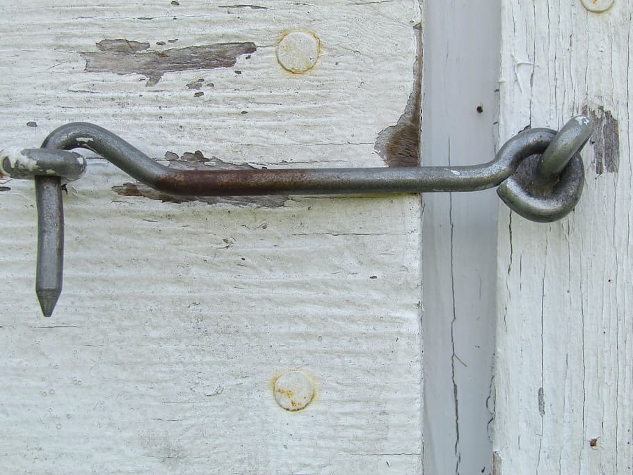 gancio, hardware, attrezzatura, vite, metallo, chiuso, nessuno, avvicinamento, arrugginito, legno - materiale, caratteristica della parete, vecchio, giorno, sicurezza, all'aperto, Entrata, protezione, serratura, catena, porta, forza, natura morta, sospeso, chiavistello, 4K