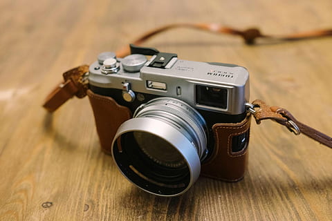 caméra, classique, électronique, Fujifilm, lentille, la photographie, thèmes de la photographie, personne, appareil photo - équipement photographique, La technologie, table, bois - matériau, objectif - instrument optique, matériel photographique, fermer, style rétro, à l'intérieur, vieux, objet unique, nature morte, marron, vue grand angle, prise de vue en studio, lentille - oeil, équipement, appareil photo numérique, caméra vidéo domestique, 4K, CC0, domaine public, libre de droits