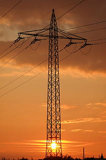 posta de sol, corrent, strommast, alt voltatge, acer, piló, sol, electricitat, energia, Font d'alimentació, tecnologia, cel, raigs, generació d'energia, voltatge, a l'est, vermell, taronja, resplendor, tarda, cel de la nit, línia elèctrica, silueta, torre, cable, piló d’electricitat, generació de combustible i energia, vespre, indústria, poder, equipament, núvol - cel, connexió, color taronja, vista d’angle baix, cap gent, metall, naturalesa, estructura construïda, a l'aire lliure, complexitat, alta - alta, equipament elèctric, ferro - metall, cel romàntic, 5K, CC0, domini públic, lliure de regalies