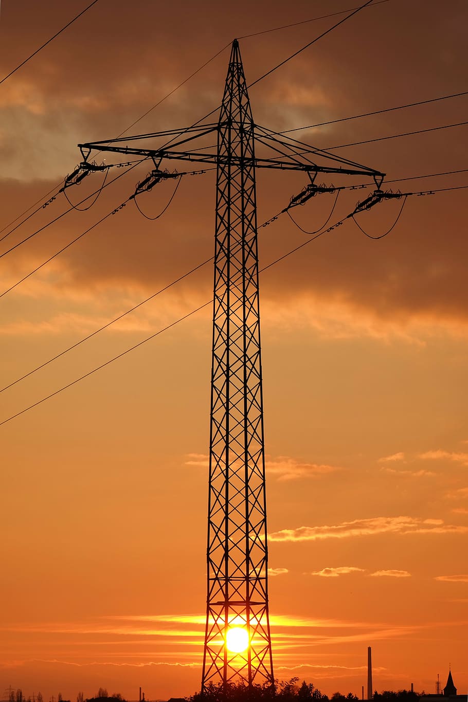 posta de sol, corrent, strommast, alt voltatge, acer, piló, sol, electricitat, energia, Font d'alimentació, tecnologia, cel, raigs, generació d'energia, voltatge, a l'est, vermell, taronja, resplendor, tarda, cel de la nit, línia elèctrica, silueta, torre, cable, piló d’electricitat, generació de combustible i energia, vespre, indústria, poder, equipament, núvol - cel, connexió, color taronja, vista d’angle baix, cap gent, metall, naturalesa, estructura construïda, a l'aire lliure, complexitat, alta - alta, equipament elèctric, ferro - metall, cel romàntic, 5K