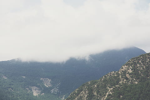 Antenne, Aussicht, Berg, bedeckt, Wolken, wolkenbedeckter Berg, grüner Berg, wolkig, Himmel, Wolke, Baum, neblig, nebelig, Natur, szenen, Wald, Landschaft, draußen, Hügel, Ruhe, keine Leute, Schönheit in der Natur, Szenen - Natur, Umgebung, wolke - himmel, Gebirge, Land, Nebel, Tag, ruhige Szene, Pflanze, Nicht-städtische Szene, Gipfel, Kiefernwald, 4K, CC0, gemeinfrei, lizenzfrei