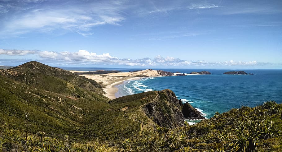 superior, vista, muntanya, mar, platja, núvols, Costa, la llum del dia, duna, herba, illes, paisatge, muntanyes, naturalesa, oceà, a l'aire lliure, roques, sorra, escènic, paisatge marí, vora del mar, cel, aigua, onades, escenics - natura, terra, medi ambient, bellesa a la natura, núvol - cel, línia de costa, escena tranquil·la, cap gent, viatjar, destinacions de viatge, tranquil·litat, dia, badia, 2K