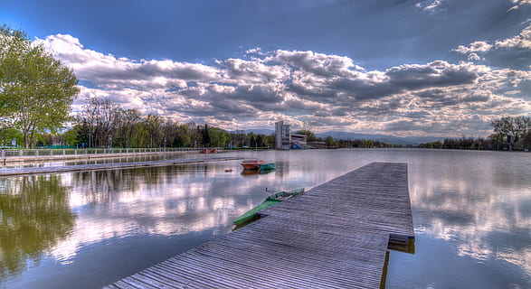 bote, nubes, muelle, hdr, paisaje, naturaleza, al aire libre, parque, plácido, reflexión, río, viaje, agua, paisaje acuático, madera, bosque, lago, cielo, árbol, nube - cielo, planta, belleza en la naturaleza, paisajes - naturaleza, arquitectura, tranquilidad, destinos de viaje, ambiente, montaña, escena tranquila, nadie, Pino, árbol conífero, 4K, CC0, dominio público, libre de derechos