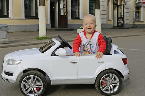 kind, machine, skiën, kinderjaren, vervoer, een persoon, auto, wijze van transport, mannen, mannetjes, portret, motorvoertuig, kijkend naar de camera, jongens, geluk, glimlachen, vooraanzicht, dag, speelgoedauto, volledige lengte, onschuld, buitenshuis, 5K, CC0, publiek domein, royaltyvrij