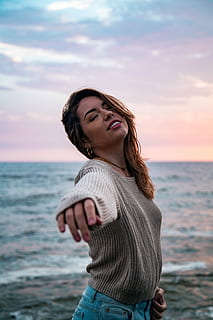 kvinne, grå, genser, blå, denim bottoms, nå, våpen, litt, ser, Strand, rosa, himmel, selektiv, fokus fotografering, stående, hav, oransje, modell, smil, fotografering, vann, én person, fritidsaktivitet, livsstil, land, ekte folk, unge kvinner, ung voksen, solnedgang, smilende, skjønnhet i naturen, uformelt antrekk, frisyre, natur, hår, horisont over vann, vakker dame, utendørs, 5K, CC0, offentlig domene, opphavsrett gratis