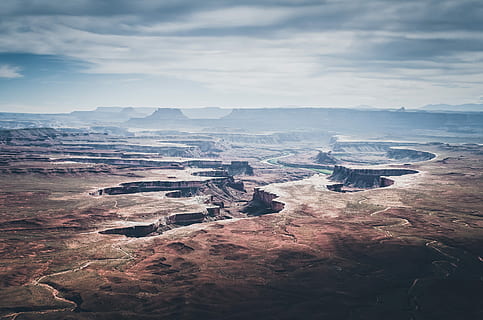 kraštovaizdžio fotografija, roko formavimas, „Skyline“ nuotrauka, ruda, kalvos, dangus, kanjonas, debesys, Debesuota, akmenys, architektūra, aukšto kampo vaizdas, pastato išorė, aplinką, pastatyta struktūra, debesis - dangus, pobūdį, kraštovaizdį, vaizdai - gamta, kalnas, dieną, nėra žmonių, ramioje scenoje, ne miesto scenoje, ramybė, kelionės tikslai, lauke, grožis gamtoje, klimatas, sausas klimatas, 4K, CC0, Viešasis domenas, nemokamai