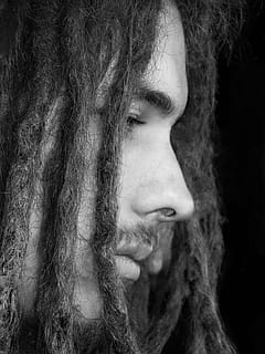 fotografia di close-up in scala di grigi, uomo, tipo, dreadlocks, triste, nero, bianca, maschio, persona, tristezza, viso, emozione, infelice, persone, umano, problema, uomo triste, ritratto, capo, tronco d'albero, solo una donna, una persona, solo donne, solo adulti, adulto, giovane adulto, albero, capelli lunghi, solo una giovane donna, colpo alla testa, capelli, acconciatura, avvicinamento, persone reali, stili di vita, analizzare, cercare, guardare, donne, attività di svago, giovani donne, guardando lontano, vista frontale, bella donna, volto umano, parte del corpo, contemplazione, Capello umano, adolescente, capelli mossi, 1080P, CC0, dominio pubblico, privo di copyright
