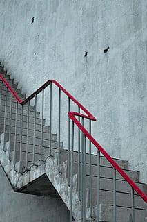grigio, rosso, scala metallica, scale di cemento grigio, corrimano, ringhiera, passo, scala, calcestruzzo, urbano, di sopra, su, strada, città, rotaia, minimo, crepa, muro di cemento, parete, bar, minimalista, gradini e scale, architettura, struttura costruita, nessuno, temperatura fredda, giorno, inverno, la neve, caratteristica della parete, esterno dell'edificio, natura, vista dall'alto, all'aperto, metallo, Colore bianco, nevicando, 4K, CC0, dominio pubblico, privo di copyright