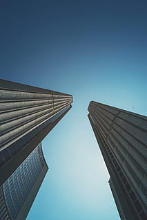 Basso, fotografia ad angolo, costruzione, grattacieli, grigio, cielo blu, giorno, foto, grattacielo, architettura, struttura, moderno, struttura costruita, cielo, blu, esterno dell'edificio, scena urbana, Torre, attività commerciale, futuristico, edificio per uffici, alto - alto, paesaggio urbano, Inquadratura dal basso, industria di costruzioni, città, nessuno, distretto del centro, acciaio, finestra, cielo sereno, edificio per uffici esterno, natura, ufficio, copia spazio, luce del sole, direttamente sotto, 5K, CC0, dominio pubblico, privo di copyright