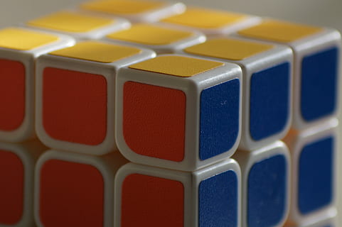 rubik, kostka, kostka rubika, gra, rubik, sześcian, konceptualistyczny, rubika, puzzle, plac, montować, kreatywność, zabawka, powodzenie, Inspiracja, pomysł, żadnych ludzi, wewnątrz, zbliżenie, dzień, wielobarwne, z rzędu, obok siebie, wzór, pełna ramka, kształt geometryczny, niebieski, selektywne skupienie, wybór, powtórzenie, kształt, zmiana, tła, skupić się na pierwszym planie, projekt, żółty, 5K, CC0, domena publiczna, darmowe zdjęcia