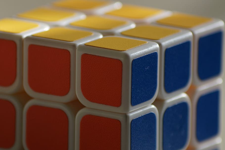 rubik, cub, cub de rubik, joc, rubik, cub, conceptual, Rubik's, trencaclosques, quadrat, muntar, creativitat, joguina, èxit, inspiració, idea, cap gent, a l'interior, primer pla, dia, multicolor, en fila, costat a costat, patró, marc complet, forma geomètrica, blau, enfocament selectiu, elecció, repetició, forma, variació, fons, centrar-se en primer pla, disseny, groc, 5K