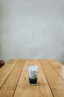 klar, Glas Trinkglas, Flüssigkeit, Innerhalb, hölzern, Tabelle, Eis, Getränk, gefüllt, Trinkglas, Stroh, Kaffee, Geschäft, Cafe, Eiskaffee, Los Angeles, la, Kaffeeliebhaber, Kaffeesüchtiger, Kaffeekultur, Kaffee-Typ, Café, Holzkohle, Holz - Material, Essen und Trinken, drinnen, keine Leute, selektiver Fokus, Nahansicht, Erfrischung, Fokus auf den Vordergrund, kopieren sie platz, Stillleben, Glas, Tee, Haushaltsausstattung, heisses Getränk, Tasse, Wohlbefinden, alkoholfreies Getränk, 5K, CC0, gemeinfrei, lizenzfrei
