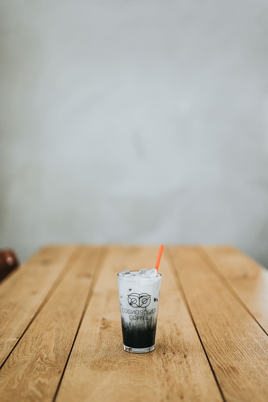 klar, glas drikke glas, væske, inde, træ-, bord, is, drik, fyldt op, drikkeglas, strå, kaffe, butik, cafe, is kaffe, los angeles, la, kaffe elsker, kaffesmisbruger, kaffekultur, kaffe fyr, kaffebar, trækul, træ - materiale, mad og drikke, indendørs, ingen mennesker, drikke, selektiv fokusering, tæt på, forfriskning, fokus på forgrunden, kopiere plads, stilleben, glas, te, husholdningsudstyr, varm drikke, kop, velvære, alkoholfri drikkevare, 5K