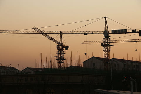 bygning, baggrund, kran, himmel, solnedgang, arkitektur, bygget struktur, maskineri, byggebranchen, kran - entreprenørmaskiner, byggeplads, industri, bygning udvendig, ingen mennesker, natur, udvikling, skyfri himmel, by, udendørs, byggemateriale, ufuldstændig, forbindelse, industrielt udstyr, 5K, CC0, offentligt domæne, royaltyfrie