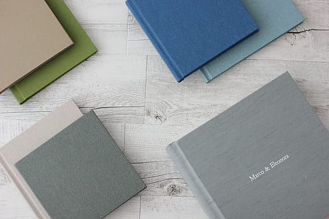 assorterte farger hardbound bøker, grå, blå, bøker, bok, notisbok, skrivebord, bord, høy vinkel visning, innendørs, ingen folk, papir, rett over, stilleben, utgivelse, gruppe av objekter, penn, planlegger, nærbilde, forberedelse, tre - materiale, tekstil, kommunikasjon, kreativitet, utdanning, 5K, CC0, offentlig domene, opphavsrett gratis