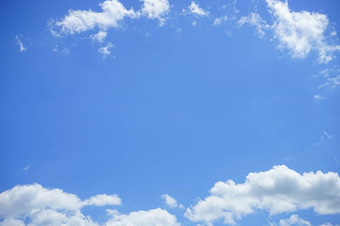 laag, hoek, mid-bewolkt, zomerwolken, hemel, wolken, wit, blauw, zomerdag, wolk - lucht, schoonheid in de natuur, achtergronden, natuur, dag, lage hoekweergave, witte kleur, scenics - natuur, cloudscape, geen mensen, zonlicht, kalmte, buitenshuis, atmosfeer, idyllisch, rustige scène, milieu, meteorologie, wind, helder, zachtheid, schoon, Helder verlichte, 5K, CC0, publiek domein, royaltyvrij