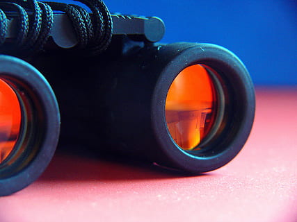 selectiu, focalitzar la fotografia, negre, taronja, rosa, superfície, binoculars, agut, vista, veure, veure clar, observador, ros, telescopi, dit, dona, vidre, mà, mans, cel, òptica, prismàtics de prisma, mira, ullada, espia, ampliació, instrument òptic, equipament, lent - instrument òptic, primer pla, descobriment, cap gent, vermell, temes de fotografia, tecnologia, a l'aire lliure, natura morta, color taronja, centrar-se en primer pla, color negre, taula, a l'interior, dia, sol objecte, forma, esport, cercle, forma geomètrica, blau, joguina, càmera digital, roda, 2K, CC0, domini públic, lliure de regalies