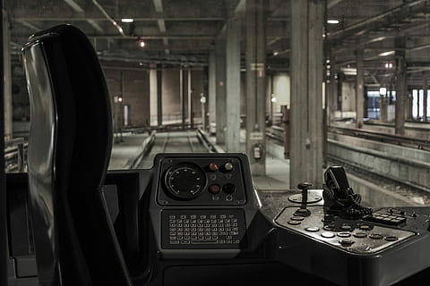 negru, sala de control a trenurilor, panoul de control al clădirii, tren, motor, controale, scaun, metrou, Subteran, clădire, tunel, beton, stâlp, urmări, panou, pilot, metroul, Belgia, în interior, tehnologie, transport, panou de control, interiorul vehiculului, Control, să se concentreze asupra primelor elemente, mijloc de transport, nici o persoana, arhitectură, călătorie, echipament, a închide, vehiculul terestru, mașină, absență, construită, industrie, comunicare, luxos, 2K, CC0, domeniu public, fără drepturi de autor