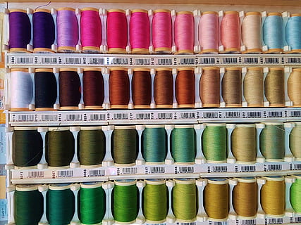 cosir, cable, fil, moda, agulla, treballar, teixit, roba, gran grup d'objectes, prestatge, en fila, venda al detall, elecció, ordre, variació, a l'interior, cap gent, multicolor, arranjament, negocis, marc complet, fons, botiga, primer pla, abundància, costat a costat, bobina, 4K, CC0, domini públic, lliure de regalies