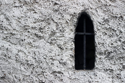 finestra, parete, architettura, arte, fotografia digitale, bellezza, vecchio, buio, vecchio edificio, città vecchia, città, costruzione, Chiesa, abbandonato, pietra, bianco e nero, esterno, struttura costruita, esterno dell'edificio, nessuno, giorno, caratteristica della parete, strutturato, all'aperto, muro di pietra, Casa, Inquadratura dal basso, buco, ruvido, natura, intemperie, 2K, CC0, dominio pubblico, privo di copyright