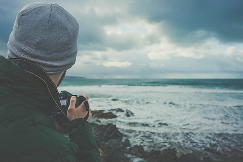 Mann, halten, DSLR-Kamera, nehmen, Bild, Strandwellen, Foto, Ozeanwelle, grau, Wolken, Wolke, Strand, Kamera, Ozean, Rock, Fotograf, Meer, Horizont, männlich, Person, Hut, Gurt, halt, Himmel, Wasser, Land, Aktivität, Technologie, wolke - himmel, eine Person, Kleidung, Natur, Fotografie-Themen, Erwachsene, Kapuze, Männer, Freizeitbeschäftigung, kabellose Technologie, Kapuze - Kleidung, Horizont über Wasser, draußen, 1080P, CC0, gemeinfrei, lizenzfrei