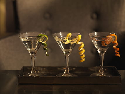 tres, gots de martini, blanc, líquid, fruita, pela, guarnició, martini, gots, pell de fruita, còctel, libació, celebració, copa, taula, cap gent, alcohol, decoració, got de martini, menjar i beguda, refresc, vidre, beure, a l'interior, natura morta, vidre - material, equipament per a la llar, primer pla, menjar, frescor, centrar-se en primer pla, transparent, costat a costat, safata, temptació, 1080P, CC0, domini públic, lliure de regalies